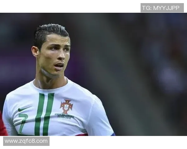 足球明星合拍解析：从球场到镜头背后的魅力与挑战